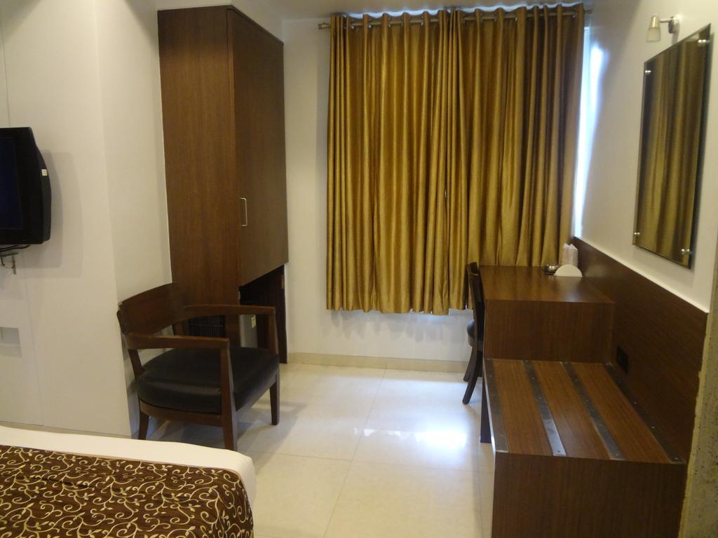 Hotel Adi ナーグプル エクステリア 写真