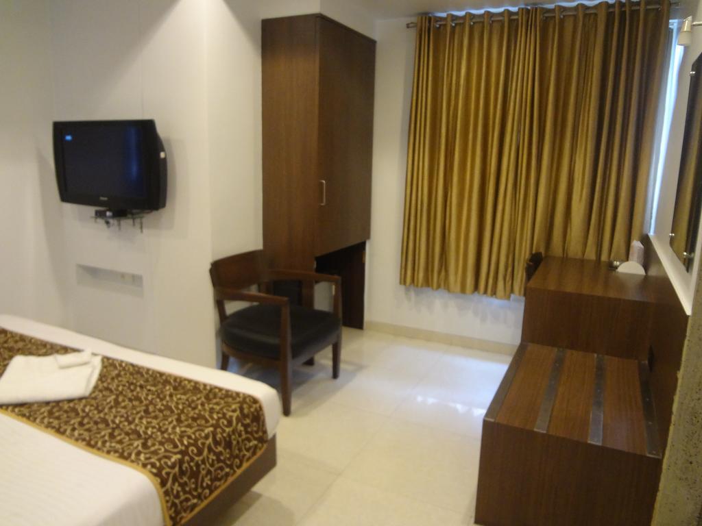 Hotel Adi ナーグプル エクステリア 写真