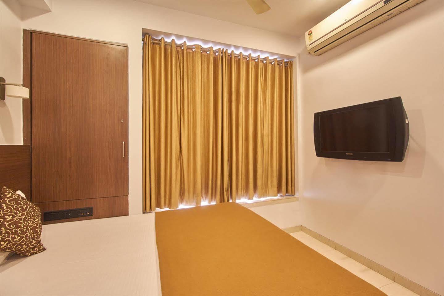 Hotel Adi ナーグプル エクステリア 写真